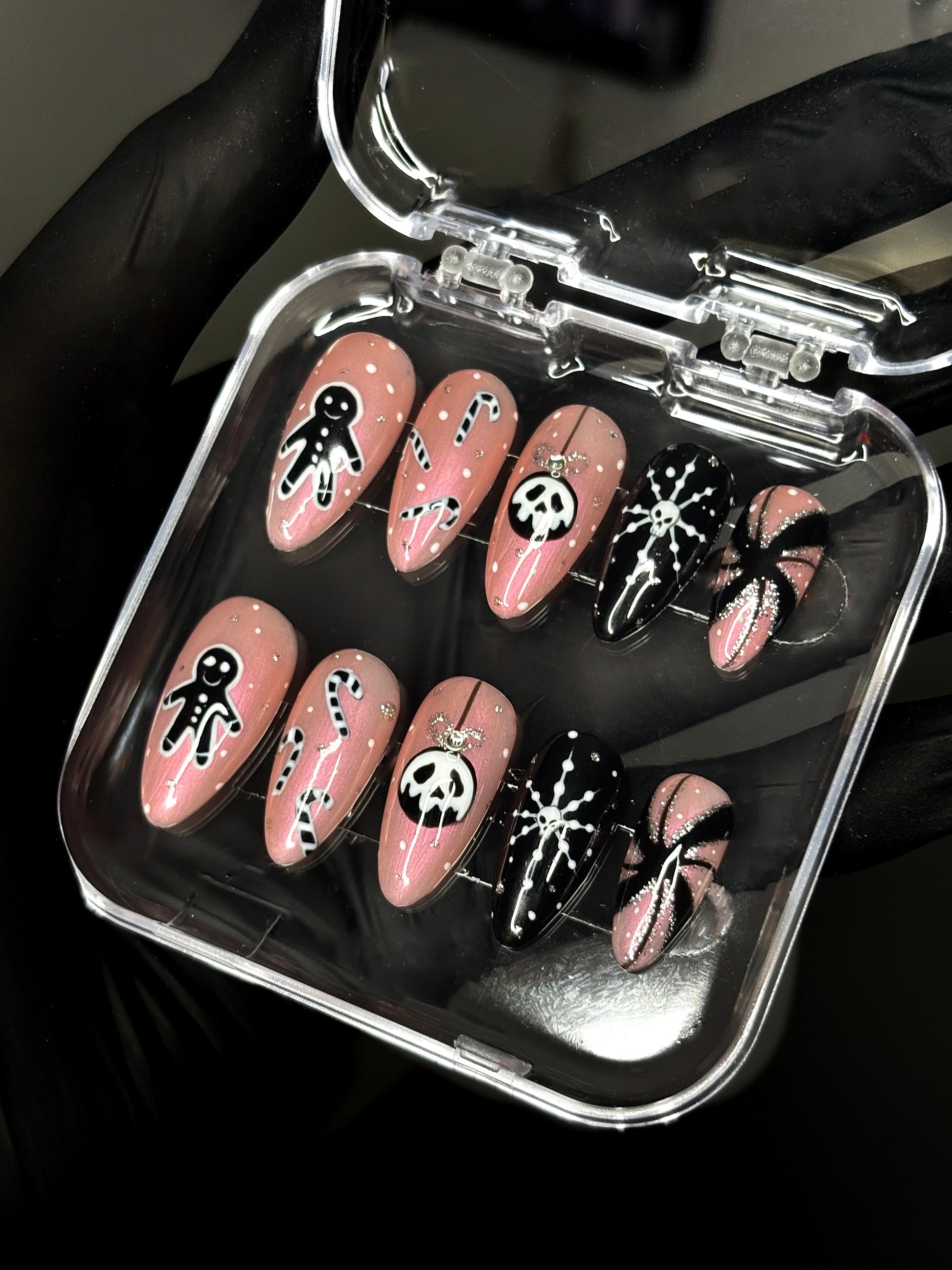 “Creepmas cheer” SIZE S // Medium length almond press-on nails