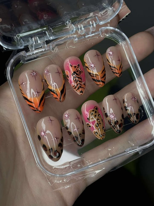 "Safari chic" medium almond press-on nails // Size M