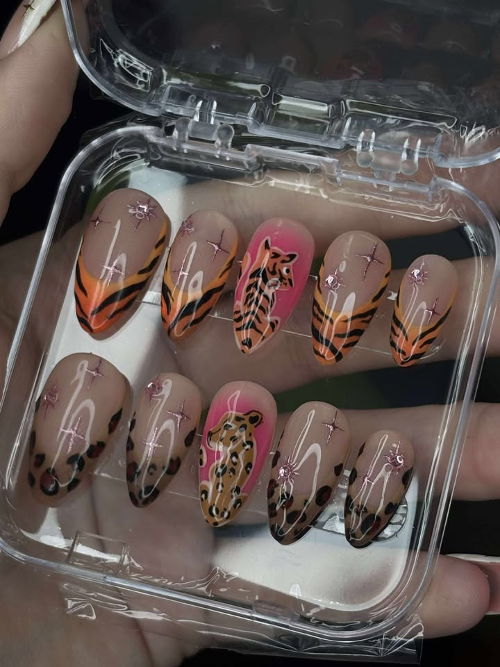 "Safari chic" medium almond press-on nails // Size M