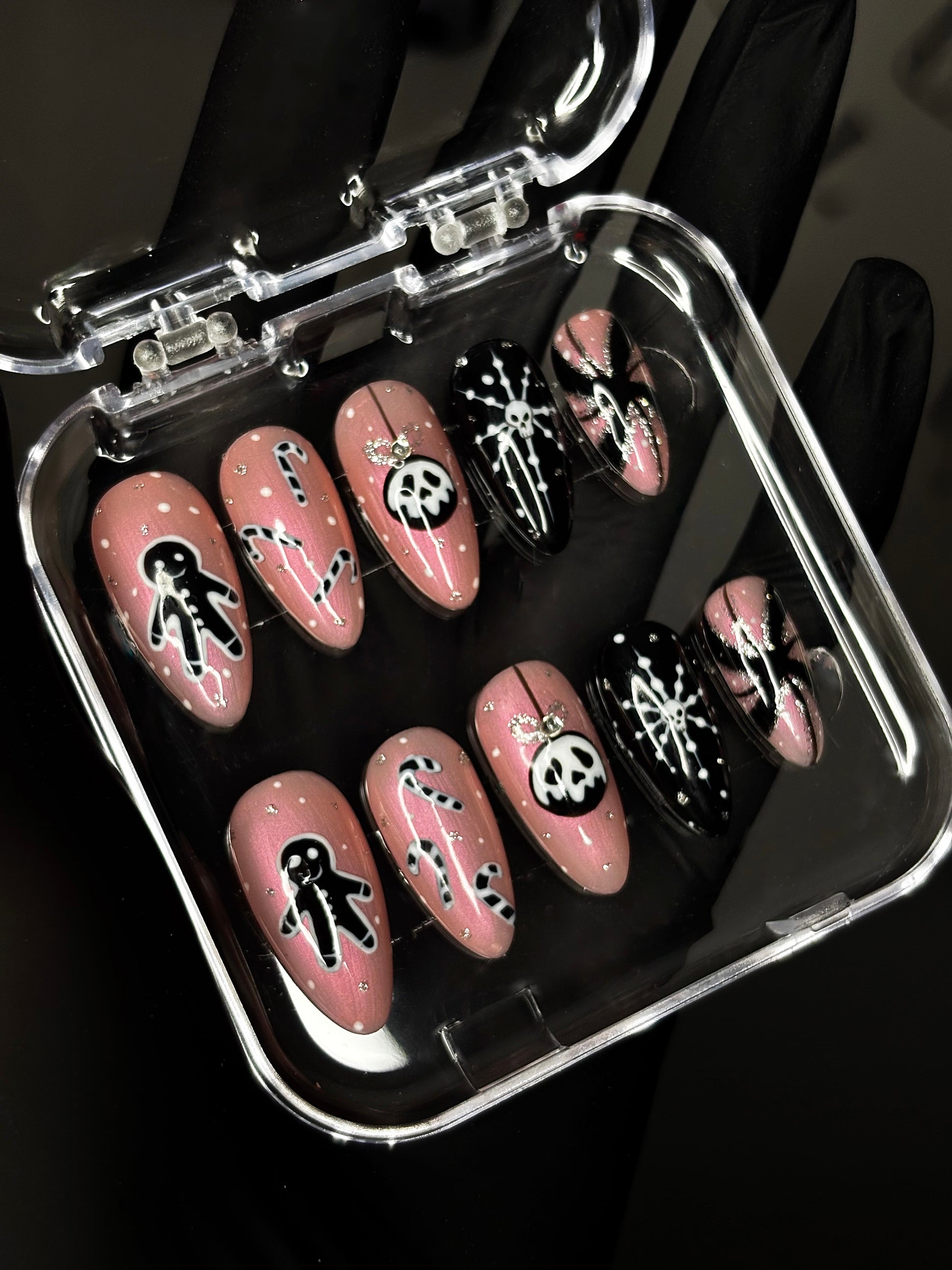 “Creepmas cheer” SIZE S // Medium length almond press-on nails