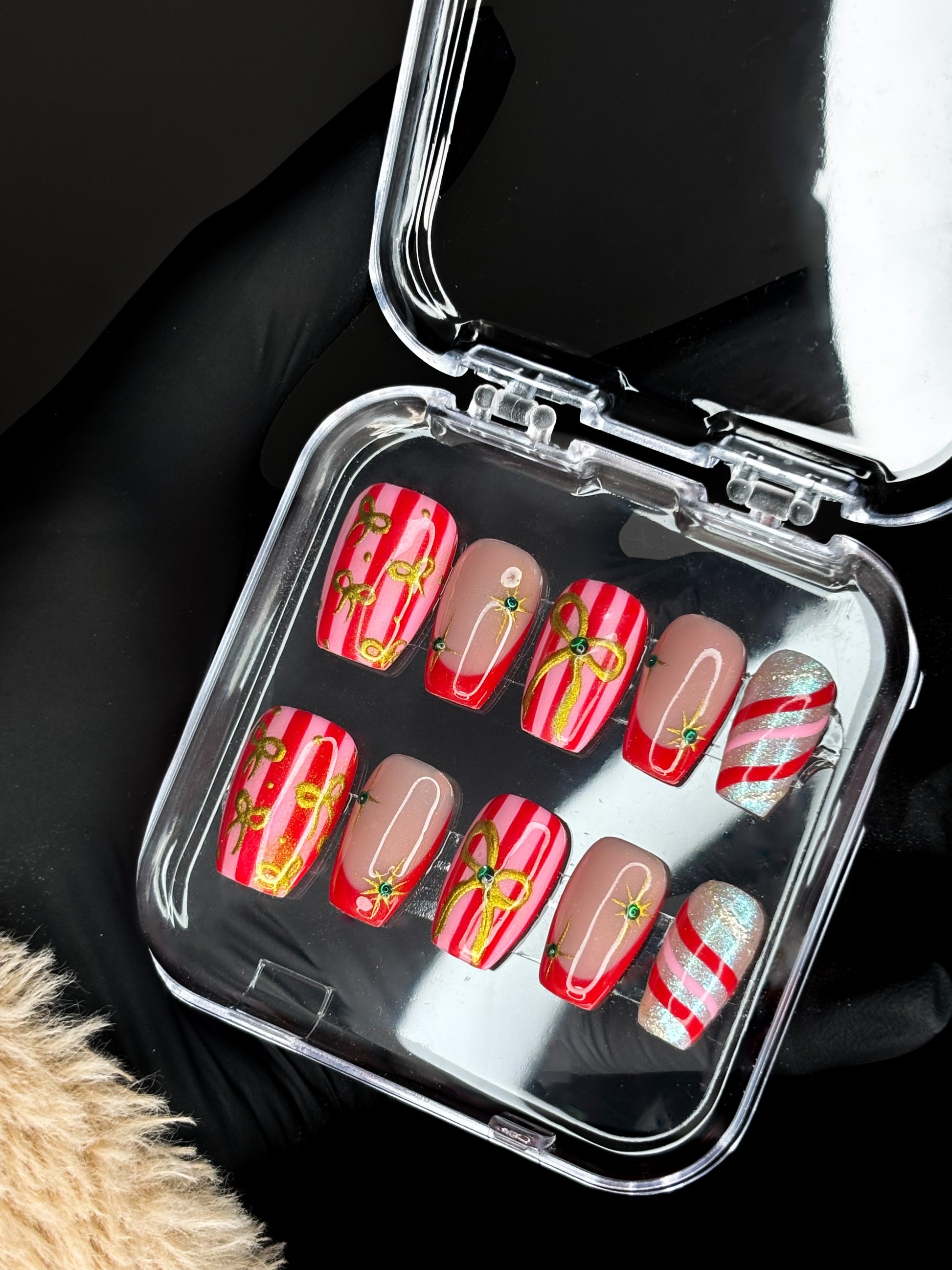 “Holiday wrap” short coffin press on set // SIZE M